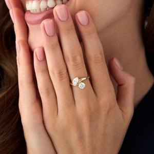 Anillo de diamantes Bypass Toi et Moi en oro amarillo con diamantes de corte marquesa y corte redondo, anillo de compromiso único, moderno, para novias. - Product Image 4