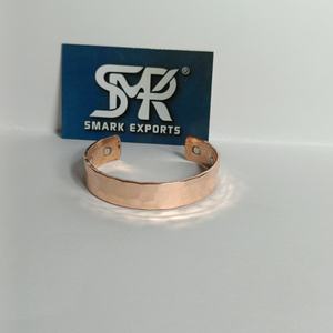 Brazalete de Cobre Magnético Ancho Tradicional Hecho a Mano con Acabado Liso, Joyería Curativa Ligera y Ajustable - Product Image 5