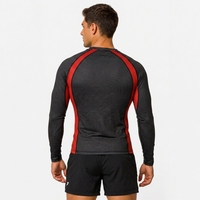 Rashguard polyvalent pour hommes, conçu pour les entraînements en salle de sport, la course à pied, le cyclisme et les sports actifs, avec des propriétés respirantes et flexibles.