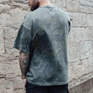 Camiseta de algodón tie-dye de manga corta con cuello redondo para hombre, corte oversize casual, azul con efecto lavado y logo frontal - Product Image 2