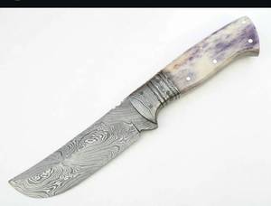 Herramienta de campo para exteriores de acero de Damasco hecha a mano y personalizada, con mango de hueso teñido de morado y bolster de Damasco - Product Image 4