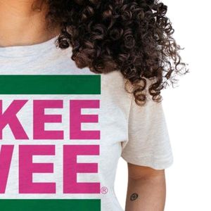 Aka เสื้อยืดสีขาวผู้หญิงลาย Skee Wee เสื้อยืดคอกลมแขนสั้นสวมใส่สบายตัวอักษรกรีก - Product Image 5