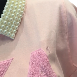 Camiseta AKA Pink Pink Chenille para mujer, camiseta con letras griegas bordadas y cuello de perlas, Top informal de cuello redondo de primera calidad, alta calidad - Product Image 4