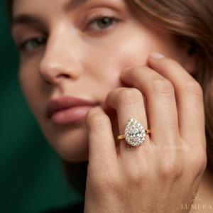 Bague de fiançailles en or jaune avec halo de diamants de laboratoire en forme de poire, bague de mariage de luxe pavée de diamants - Product Image 1