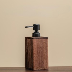 Dispensador de Jabón de Madera de Cedro Hecho a Mano con Estilo - Accesorios de Baño al por Mayor - Product Image 1