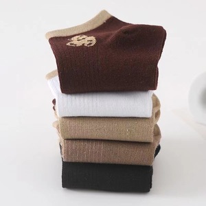 Chaussettes décontractées pour hommes personnalisables, respirantes, antibactériennes, en spandex/nylon tricoté, séchage rapide, impression numérique, blanc et noir - Product Image 1