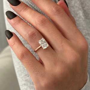 Bague de fiançailles en or jaune 14 carats avec diamant coussin allongé de 3 carats serti sur griffes, bague de mariage unique et délicate, certifiée IGI - Product Image 2