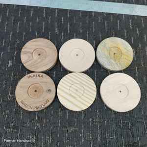 Elegante Posavasos Redondo de Madera Natural Hecho a Mano para Bebidas, para el Hogar y Restaurantes, al Mejor Precio - Product Image 1