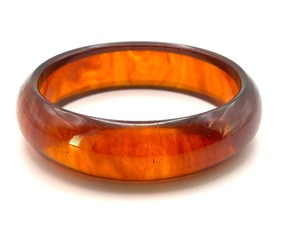 Elegantes Brazaletes de Resina Hechos a Mano con Patrón de Espirales Multicolores, Accesorios de Joyería Contemporáneos para Mujer - Product Image 3