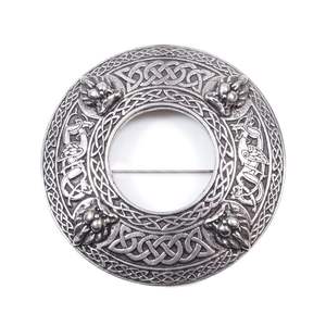 Broche écossaise à motif tête de lion en étain avec des motifs de nœuds celtiques détaillés - Product Image 1