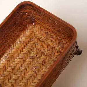 Boîte à mouchoirs décorative en rotin tressé, idéale pour les cafés de jardin, les restaurants, les tables d'extérieur et les intérieurs décontractés, en provenance d'Inde. - Product Image 3