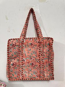 กระเป๋าโท้ทลายเรขาคณิตแบบควิลท์พิมพ์ลายด้วยมือพร้อมหูหิ้วริบบิ้น กระเป๋าผ้าฝ้ายพับได้ เป็นมิตรกับสิ่งแวดล้อม ใช้สะพายไหล่ - Product Image 3