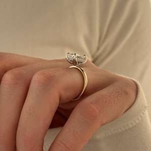Bague inspirée de la nature avec diamant de laboratoire de 2,5 carats taille radiant E VVS2, halo caché, sertissage lotus tulipe, certifiée IGI - Product Image 2