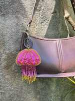 Llavero y Colgante para Bolso Hechos a Mano, Sencillos, Ecológicos, con Cuentas y Bordados de Orquídea, Lirio, Hibisco, Caladium y Animales