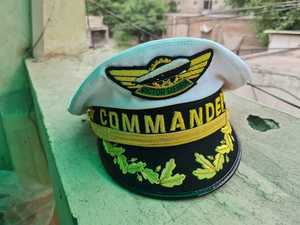 Casquettes à visière blanches de la marque Skipper Yachting, broderie noire à la main, 100% coton, couleur personnalisée, fabriquées au Pakistan - Product Image 3