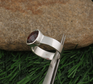 Bague en grenat rouge naturel, argent sterling 925, coupe ovale, pierre précieuse du Mozambique, cadeau de mariage ou de fiançailles - Product Image 2