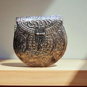 Bolso de Mano Artesanal de Metal Grabado en Plata Estilo Bohemio Étnico Tradicional de God Grace Craft, con Logotipo Personalizado para Recuerdos de Boda - Product Image 4