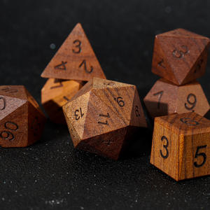 Ensemble de dés polyédriques en bois faits à la main, gravés, en bois naturel, pour jeux de table, dés de forme irrégulière, objets d'art et de collection - Product Image 3