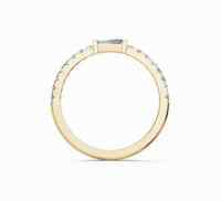 Bague de fiançailles luxueuse pour femme, sertie d'un diamant taille émeraude central et de pierres latérales, dans un monture en or jaune