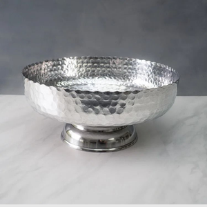 Bol de service en métal argenté martelé sur un support surélevé. Disponible à prix de gros pour la restauration et les cuisines modernes. - Product Image 1