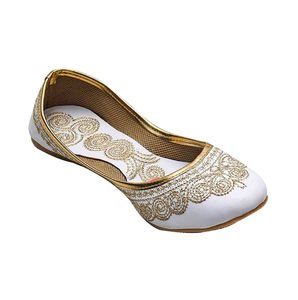 Vente en gros de Khussa Jutti pour femmes, logo personnalisable, style Punjabi, fabriqué au Pakistan avec semelle intérieure en fourrure pour plus de confort - Product Image 3