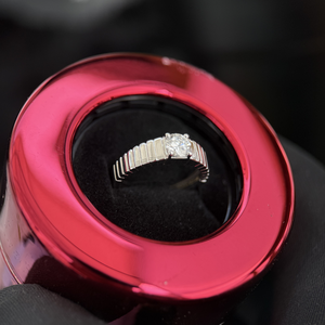 Bague de fiançailles et d'anniversaire solitaire en or blanc 14 carats, 0,50 ct, forme ronde, diamant de laboratoire certifié IGI, avec bande côtelée - Product Image 2