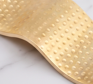 Repose-cuillère en métal martelé doré, support à couverts ondulé et incurvé pour la cuisine et la décoration de table. - Product Image 2