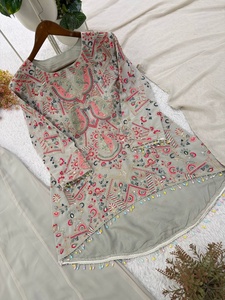 Nouvelle tenue Salwar Kameez au design moderne pour les mariages, les fêtes et les événements, provenant d'un fournisseur et exportateur indien. - Product Image 5