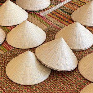 Sombrero vietnamita hecho a mano, sombrero cónico de hoja de palma natural, sombrero tradicional ligero para actividades al aire libre |   Alina - Product Image 4