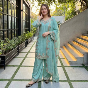 Kurta pour femmes avec motifs ethniques brodés au fil, accompagné de salwar et dupatta - Product Image 1