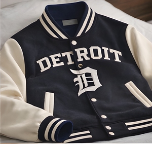 แจ็คเก็ตวาร์ซิตี้ผ้าฟลีซหนา 280 GSM แบบ OEM ODM สำหรับผู้ชาย แจ็คเก็ต Letterman ปักลายตามสั่ง แจ็คเก็ตเบสบอลระดับพรีเมียมสำหรับวิทยาลัย - Product Image 4