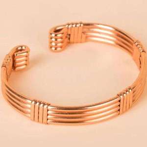 Brazalete de cobre forjado artesanal con diseño de escudo, brazalete abierto llamativo, joyería contemporánea de metalería para mujer, artesanía en metal. - Product Image 3