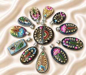Colgantes de Piedras Preciosas Naturales Pintados a Mano al por Mayor |   Colgantes de Joyería Artesanal de Piedra Meenakari |   Colgantes de Cristal Hechos a Mano - Product Image 6