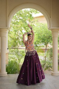 Lehenga Choli de la mejor calidad, especial para Navratri, con bordado de corazones, gota y encaje con espejos para niñas, disponible al mejor precio. - Product Image 5