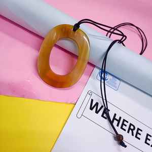 Colgante Artesanal de Cuerno de Búfalo con Recorte Ovalado en Cordón Negro Tonos Marrones Naturales para un Estilo Étnico y Casual Elegante - Product Image 5