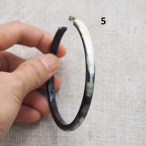 Pendientes de Aro de Cuerno de Búfalo Orgánico Pulido y Tallado al por Mayor, Moda Ecológica para Mujer, Diseño Redondo con Animal Marino - Product Image 1