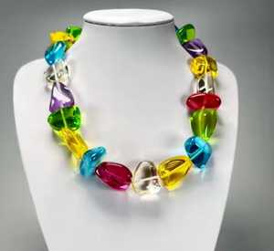 Collier en résine perlée fait main pour un style moderne. Collier en résine perlée coloré pour une mode audacieuse à prix abordable. - Product Image 1
