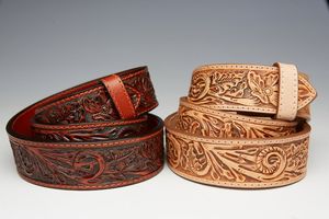 Cinturón de Cuero Hecho a Mano con Diseño Floral Grabado, Impresión UV, Duradero, Negro, 1-1/2 Pulgadas de Ancho, Estilo Moderno, Regalos Promocionales de Bienvenida - Product Image 3