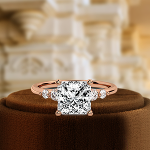Anillo de Compromiso Minimalista de Oro Rosa de 14K con Diamante Cultivado en Laboratorio Certificado por IGI de 1.5Ct, Corte Princesa, Tres Piedras, Regalo de Boda - Product Image 3
