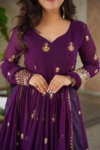 Dernières collections de robes Anarkali pour femmes, pour mariages et festivals, avec de riches broderies Zari et sequins. - Product Image 2