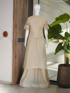 Conjunto de Kurti y Palazzo de Seda Beige con Chaqueta Bordada, Borlas Rosas y Abertura Frontal, Túnica de Diseñador para Fiesta, Prayosha Enterprise - Product Image 5