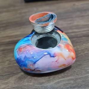 Urne funéraire moderne, élégante et durable en métal en forme de cœur avec support pour cendres humaines et d'animaux, pour la conservation des souvenirs. - Product Image 4