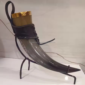 Soporte de cuero de animal pulido auténtico Vikingo, jarra de cuerno de cerveza con grabados inferiores, soporte de hierro, artesanías naturales de Saniya - Product Image 1