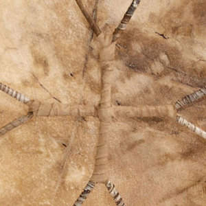 Tambour Bodhran chamanique sur mesure de grande taille, en peau de chèvre naturelle, avec une structure robuste et une construction durable pour les spectacles sur scène - Product Image 4