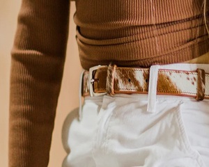 Cinturón de Cuero Vacuno Personalizable de Nuevo Diseño para Hombre y Mujer, Estilo Occidental con Pelo de Vaca - Product Image 2