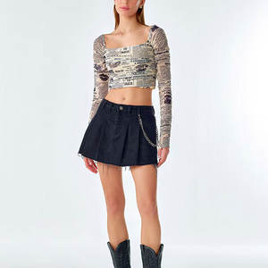 Nueva camiseta corta de manga larga para mujer con estampado de transferencia térmica, diseño básico con estampado de periódico y cuello redondo. - Product Image 2