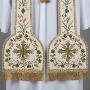 Étole d'église artisanale haut de gamme, fabriquée avec un tissu blanc de haute qualité et décorée d'une élégante broderie florale dorée et verte. - Product Image 5