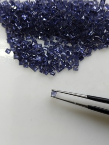 Iolite naturelle 2,25 mm, taille carrée à facettes, pierres précieuses de qualité supérieure avec effets pleochroïques pour la fabrication de bijoux - Product Image 3