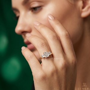 Anillo de Compromiso Clásico de Lujo con Tres Piedras de Diamante Cultivado en Laboratorio con Corte Esmeralda, Oro Blanco de 9KT, 10KT, 14KT y 18KT, Certificado IGI - Product Image 6