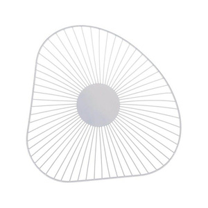 Miroir mural en fer cintré à cadre fin de designer, miroir décoratif moderne doré écologique pour les intérieurs minimalistes - Product Image 1